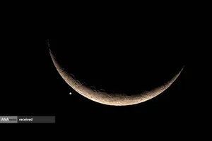 هلال ماه و سیاره زهره در آسمان بانکوک، تایلند