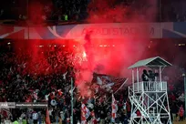 پرتاب بطری با محتویات آلوده به سمت هواداران حریف/ شرایط عجیب پشت گیت های ورودی با وجود تکمیل ظرفیت ورزشگاه +فیلم