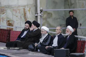 حجت اسلام محسنی اژه ای رییس قوه قضاییه،مسعود پزشکیان رییس جمهور و حج اسلام سیدحسن و سیدعلی خمینی در مراسم  سی و ششمین سالگرد ارتحال امام خمینی (ره) 