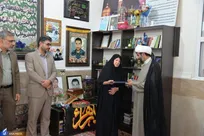 تاج عزت خداوند در دنیا و آخرت بر سر مادران شهداست