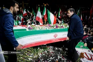 وداع با پیکرهای خانوادگی شهیدان شادکامی در چهارراه نظام&zwnj;آباد