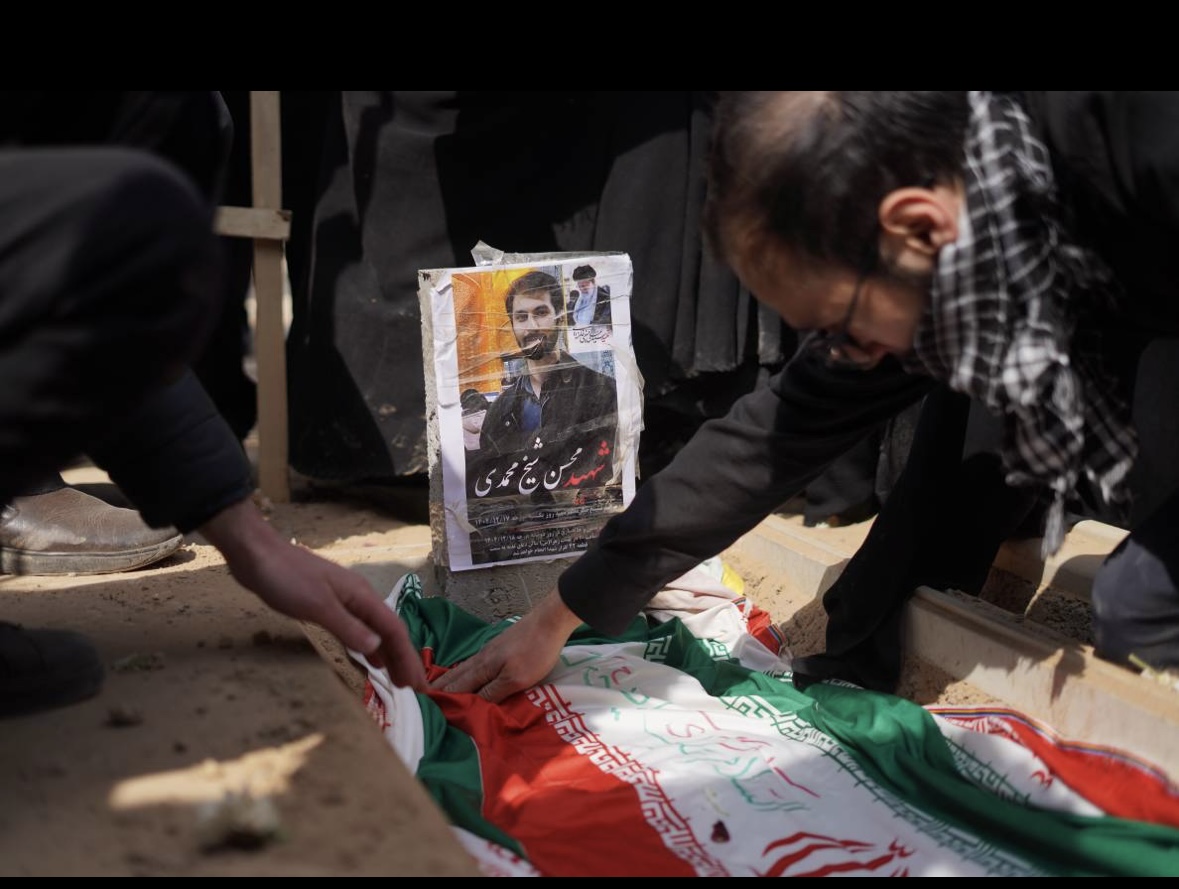 جوانی که راز رفتنش سر به مهر ماند جوانی که راز رفتنش سر به مهر ماند