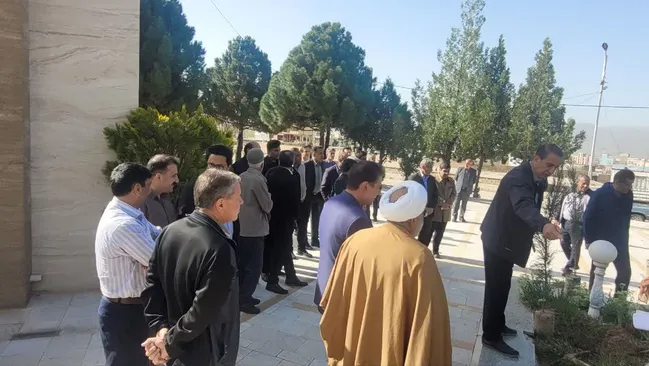 غرس نهال در دانشگاه آزاد اسلامی استان کهگیلویه و بویراحمد به نیابت از شهدای جنگ رمضان