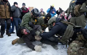  صحنه درگیری میان نیروهای آمریکایی و مردم 