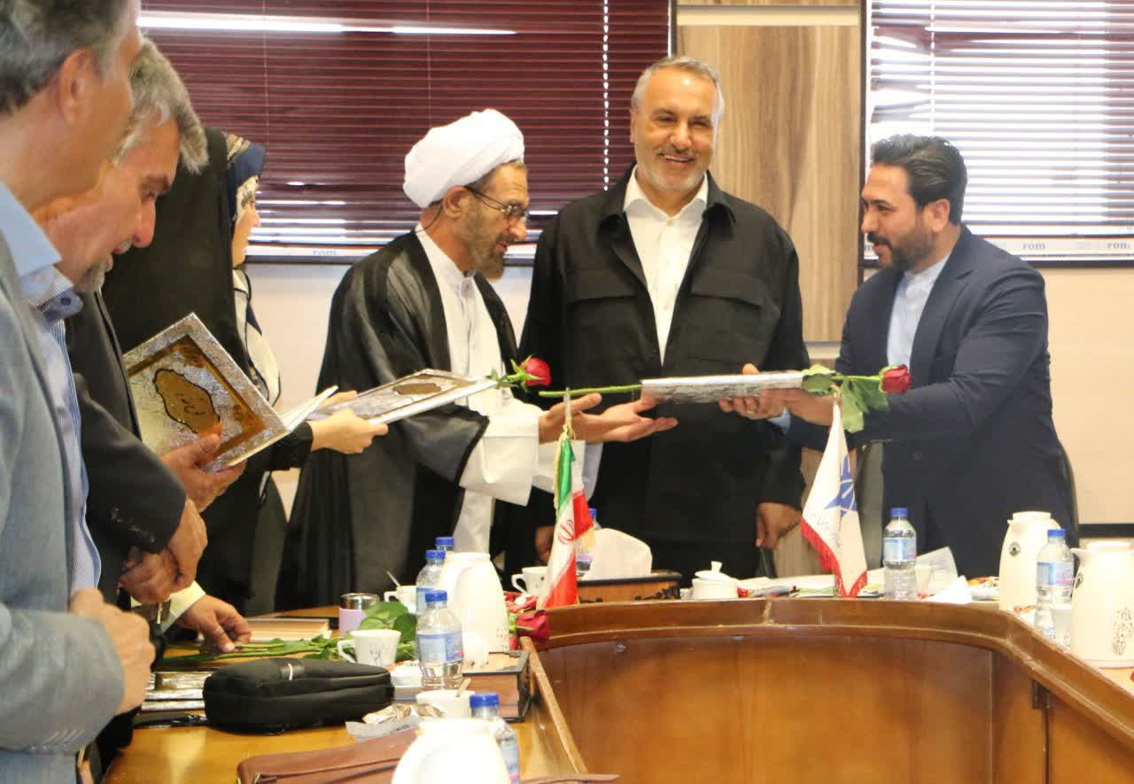 امروز کسی دلسوز مملکت است که حل مسئله کند امروز کسی دلسوز مملکت است که حل مسئله کند