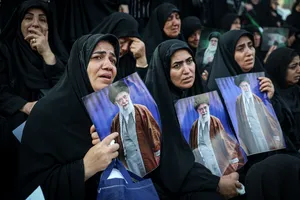 تشییع پیکر مطهر آقای شهید ایران و خانواده ایشان -۱
