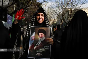 بیعت مردم با آیت&zwnj;الله سید مجتبی خامنه&zwnj;ای سومین رهبر جمهوری اسلامی ایران