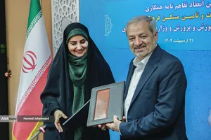 علیرضا کاظمی، وزیر آموزش و پرورش و فرزانه صادق مالواجِرد وزیر راه و شهرسازی در مراسم امضای تفاهم&zwnj;نامه همکاری حوزه مسکن فرهنگیان