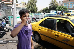 نوشیدن آب در گرمای تابستان