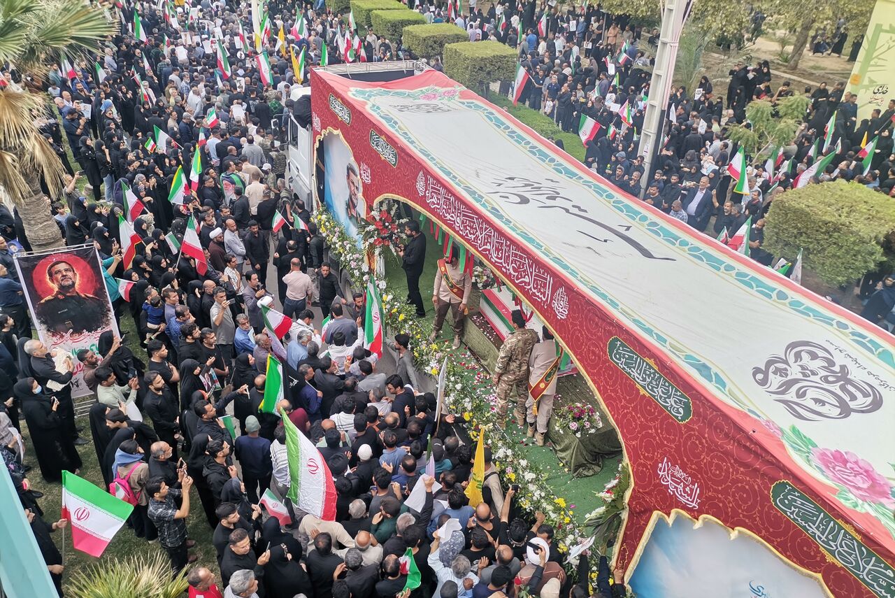 سنگ تمام مردم هرمزگان در تشییع پیکر مطهر شهید دریابان تنگسیری سنگ تمام مردم هرمزگان در تشییع پیکر مطهر شهید دریابان تنگسیری