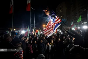 وداع با پیکر شهدای ناوشکن دنا در میدان دریاچه