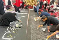 کتیبه‌نویسی به صورت بداهه در مسیر راهپیمایی جاماندگان اربعین حسینی