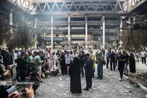 توضیحات سحر امامی مجری تلویزیون در خصوص حمله رژیم صهیونیستی به ساختمان شیشه ای صدا و سیما در بازدید خبرنگاران خارجی از آثار به&zwnj;جامانده از حمله موشکی رژیم صهیونیستی به ساختمان شیشه ای صدا و سیما که در تاریخ ۲۴ تیرماه صورت گرفت