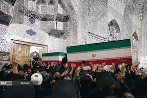 مراسم طواف پیکر رهبر شهید انقلاب بر گرد ضریح مطهر امام رضا(ع)