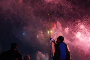 مراسم نورافشانی و ندای تکبیر در  شب ۲۲ بهمن در استان تهران و سراسر ایران اسلامی