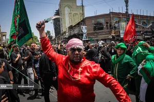 آیین خیمه سوزان عاشورا در چهارراه گلوبندک تهران
