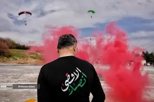  پرش چتربازان از برج میلاد به مناسبت ۱۲ فروردین 