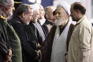 ادای احترام آیت الله موحدی کرمانی رییس مجلس خبرگان در مراسم مقامات و مسئولان خارجی به پیکر امام شهید 