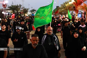 پیاده روی زائرین اربعین حسینی به یاد رهبر شهید انقلاب