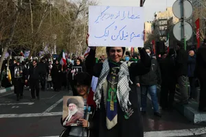 بیعت مردم با آیت&zwnj;الله سید مجتبی خامنه&zwnj;ای سومین رهبر جمهوری اسلامی ایران