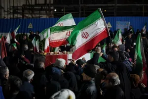 وداع با پیکر شهدای ناوشکن دنا در میدان دریاچه