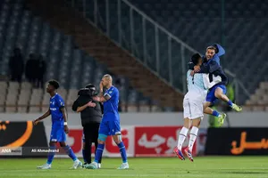 خوشحالی بازیکنان تیم فوتبال استقلال بعد پیروزی برابر تیم نساجی