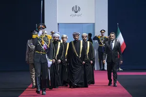 ادای احترام مقامات و مسئولان خارجی عمان به پیکر امام شهید 