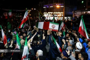 وداع با پیکرهای خانوادگی شهیدان شادکامی در چهارراه نظام&zwnj;آباد