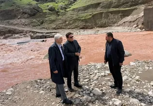 برف و باران راه روستاهای خرم‌آباد را بست/عملیات بازگشایی ادامه دارد