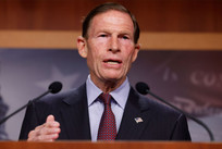 انتقاد تند سناتور دموکرات از دونالد ترامپ؛ جنگ به&zwnj;جای مهار تورم