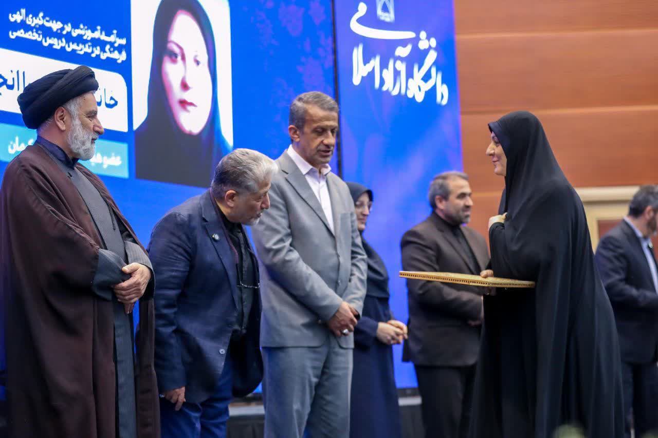 تجلیل از عضو هیئت علمی دانشگاه آزاد اسلامی استان یزد به‌عنوان استاد منتخب