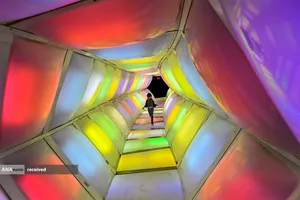 دختری در تونل نور در موزه کودکاندر کاراکاس، ونزوئلا