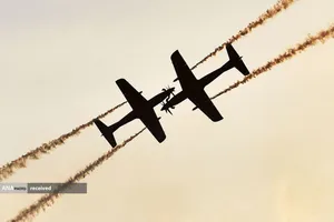 نمایش هوایی دو هواپیما از تیم آکروباتیک نیروی هوایی استرالیا