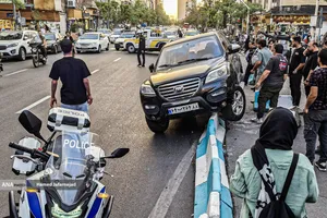 برخورد عجیب خودرو با جدول