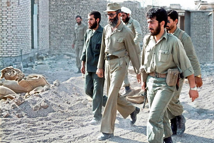 مجاهد خستگی‌ناپذیر - رهبر شهید امام خامنه‌ای