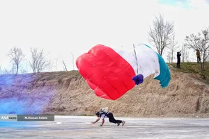  پرش چتربازان از برج میلاد به مناسبت ۱۲ فروردین 