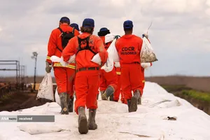 کمک&zwnj;رسانی امدادگران پس وقوع سیل، کالیفرنیا