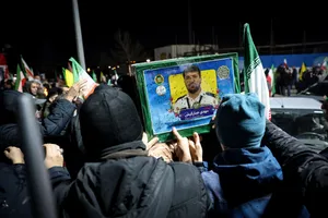 وداع با پیکر شهدای ناوشکن دنا در میدان دریاچه