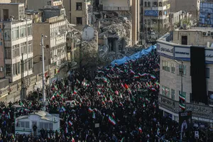 بیعت مردم با آیت&zwnj;الله سید مجتبی خامنه&zwnj;ای سومین رهبر جمهوری اسلامی ایران