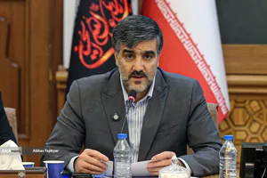رضا اکبری رئیس سازمان راهداری و حمل&zwnj;ونقل جاده&zwnj;ای در نشست خبری تمهیدات وزارت راه و شهرسازی برای مراسم تشییع رهبر شهید