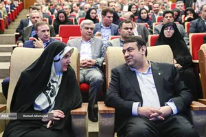 معصومه آقاپور &laquo;مشاور رئیس جمهور در امور همکاری&zwnj;های اقتصادی&raquo; و ابوالفضل نجارزاده مدیرعامل بانک ملی ایران 