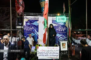 پرچم&zwnj;داری وزیر ارشاد در چهاراه ولیعصر(عج)
