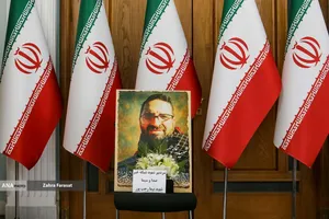 تصویر شهید نیما رجب پور سردبیر شبکه خبر در جلسه هفتگی سخنگوی وزارت خارجه