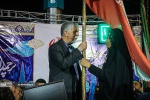 پرچم&zwnj;داری وزیر ارشاد در چهاراه ولیعصر(عج)