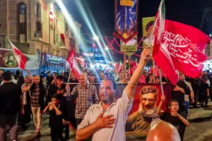 پیاده روی زائرین اربعین حسینی به یاد رهبر شهید انقلاب