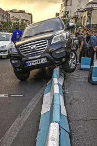 برخورد عجیب خودرو با جدول