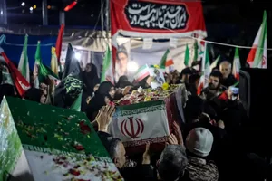 وداع با پیکر شهدای ناوشکن دنا در میدان دریاچه