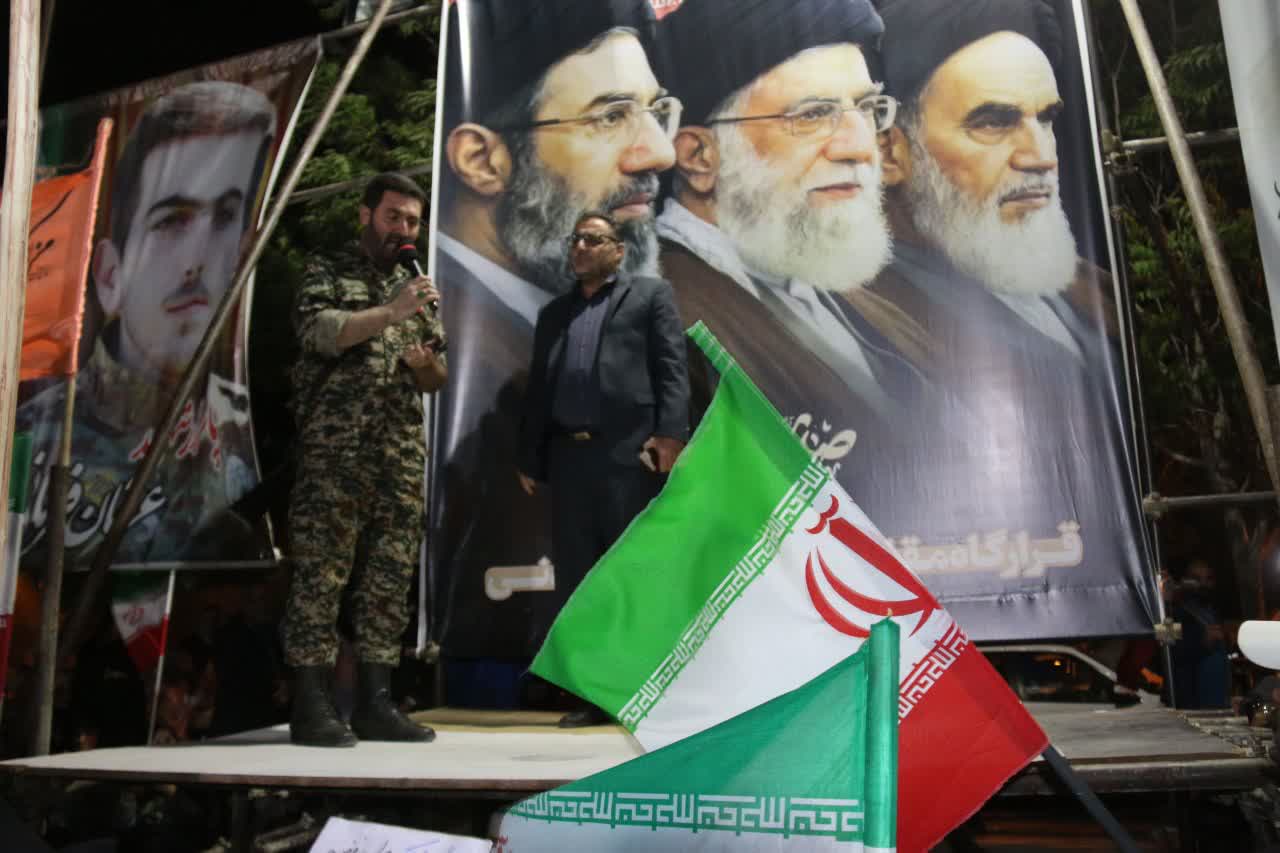 تجدیدمیثاق مردم شهرک مدنی همدان با ولایت / خاکساری: امنیت کشور مرهون جانفشانی نیرو‌های مسلح است