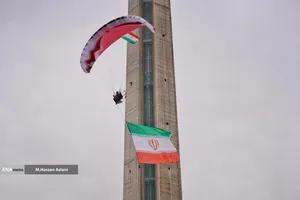  پرش چتربازان از برج میلاد به مناسبت ۱۲ فروردین 