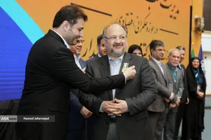 تجلیل از محمد شریعتمداری مدیرعامل شرکت صنایع پتروشیمی خلیج&zwnj;فارس در چهارمین کنفرانس بین المللی اقتصاد و مدیریت کسب و کار